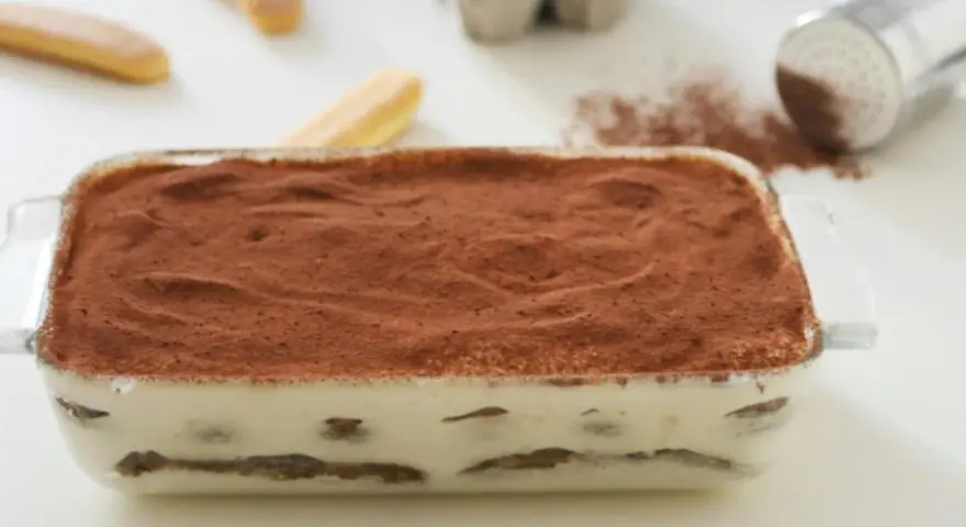 Tiramisù pronto, con 500 g di mascarpone, savoiardi e cacao. Ingredienti per una ricetta perfetta.