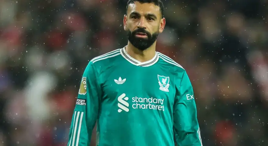 Mohamed Salah w zielonej koszulce Liverpoolu, symbol jego obecności w klubie, która jest kluczowa dla transferów Liverpool.