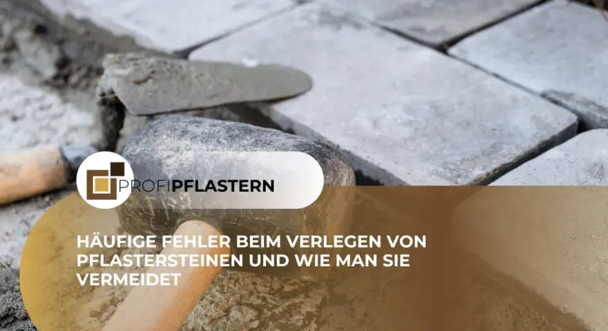 Werkzeuge zum Gehwegplatten verlegen: Ein Hammer und eine Kelle liegen neben frisch verlegten Pflastersteinen.