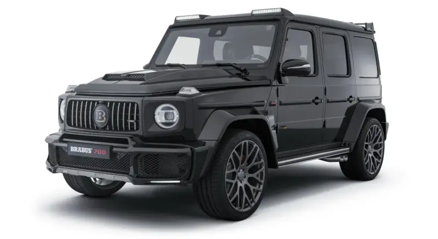 Czarny Mercedes Brabus 700 z agresywnym body kitem i dodatkowymi światłami na dachu.