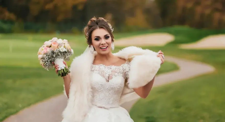 Okrycie ślubne: Stylizacje 2w1 na każdą pogodę i porę roku