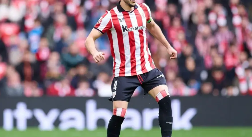 Aitor Paredes, jugador del Athletic Club, controla el balón en un partido.