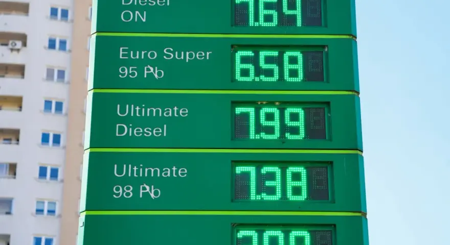 Cena oleju opałowego i innych paliw na stacji: Diesel ON 7.64, Euro Super 95 Pb 6.58, Ultimate Diesel 7.99, Ultimate 98 Pb 7.38, Autogaz 3.09.