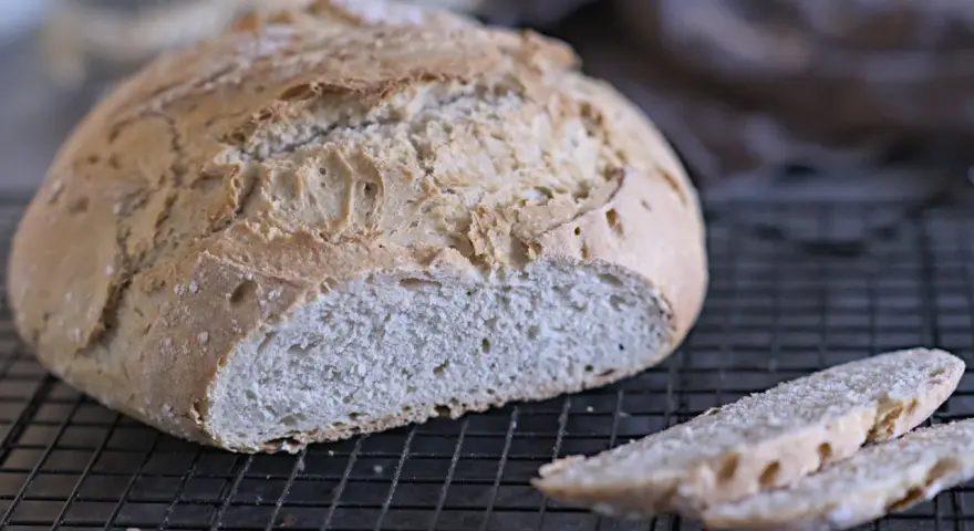 Frisch gebackenes Krustenbrot mit knuspriger Kruste und weicher Krume, perfekt für jedes Krustenbrot Rezept.