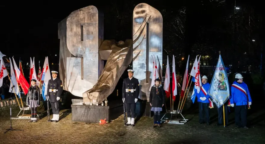 Uroczystość przy pomniku Ofiar Grudnia 1970 w Gdyni. Wartę honorową przy monumentalnym obelisku pełnią żołnierze i harcerze.