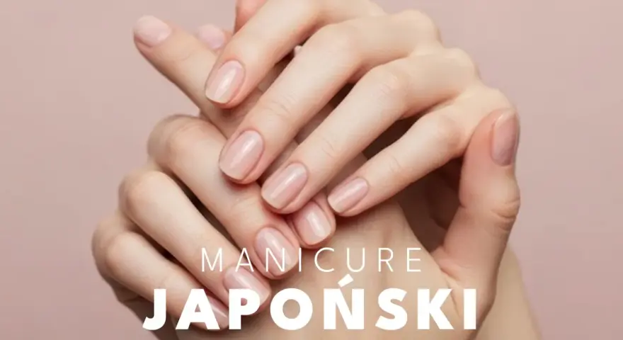 Dłonie z naturalnie wyglądającymi paznokciami. Tekst: "MANICURE JAPOŃSKI". Zastanawiasz się nad wadami?