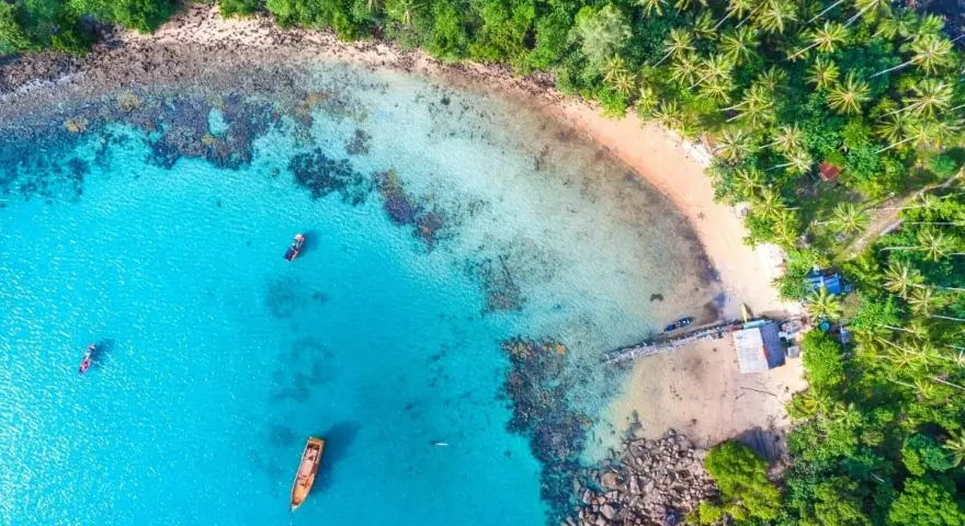 Rajska zatoka z turkusową wodą, piaszczystą plażą i palmami. To miejsce to jedne z najpiękniejszych wysp Europy.