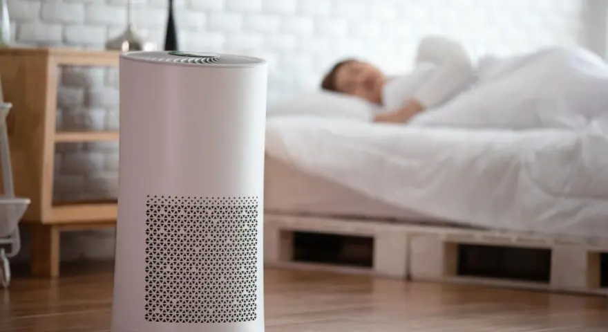 Luftreiniger bekämpft Feuchtigkeit im Schlafzimmer, während eine Person friedlich schläft.