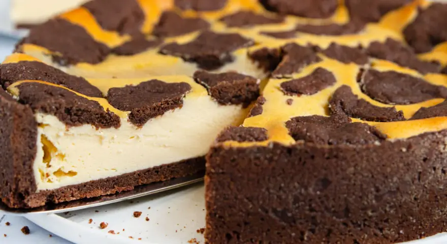 Ein fluffiger russischer Zupfkuchen mit Schokoladenstreuseln und cremiger Füllung, bereit zum Genießen.
