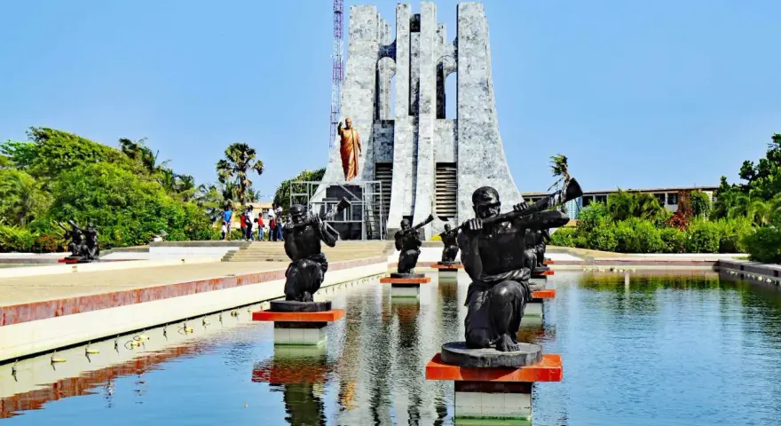Pomnik Kwame Nkrumaha w Akrze, Ghana, z rzeźbami muzyków w stawie.