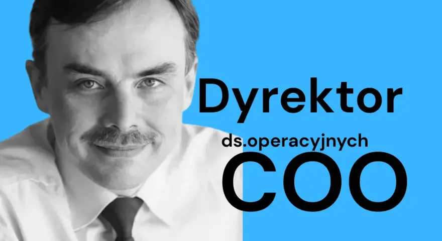 Mężczyzna w białej koszuli i krawacie, z wąsami, uśmiecha się. Obok jego twarzy widnieje napis "Dyrektor ds. operacyjnych COO", podkreślający jego stanowisko.