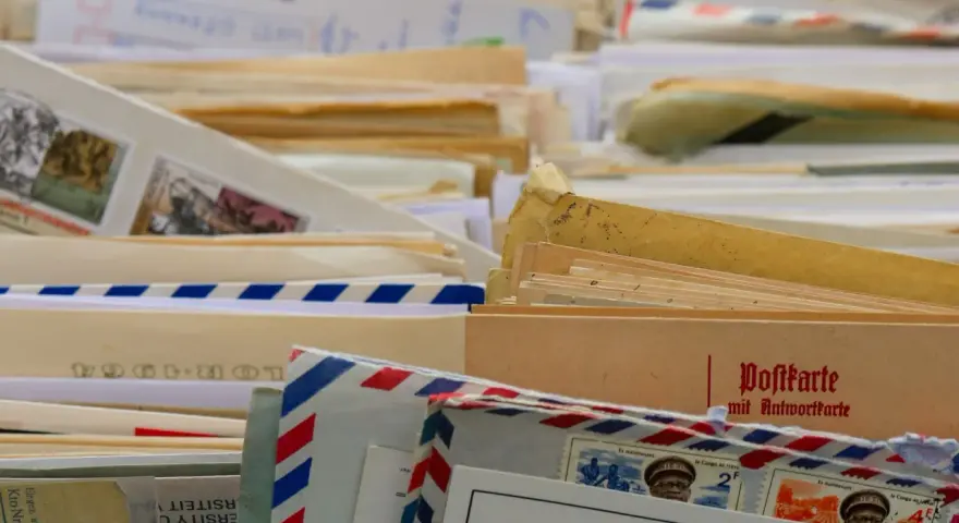 Ein Stapel alter Briefe und Postkarten, vielleicht ein **briefgeheimnis eheleute**? Mit Briefmarken und handschriftlichen Notizen.