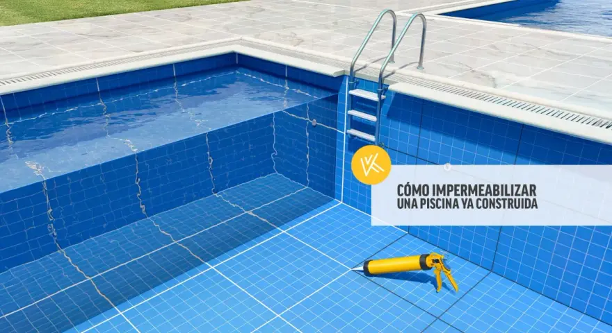 Piscina con azulejos azules, escalera y pistola de sellador. Guía para impermeabilizar piscina.