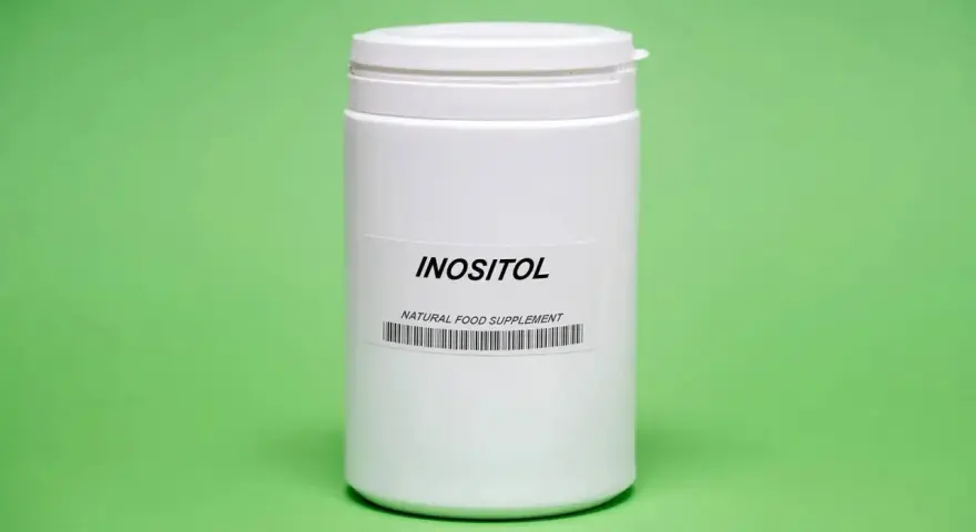 Biały słoiczek z napisem "INOSITOL NATURAL FOOD SUPPLEMENT". Inozytol w ciąży to cenny suplement.