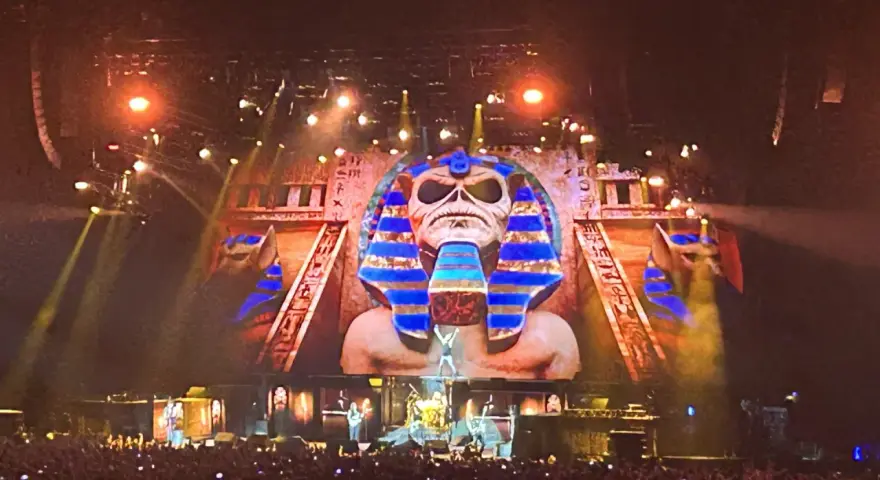 Niesamowity koncert w Polsce! Na scenie gigantyczny ekran z wizerunkiem faraona, a przed nim tłum fanów.