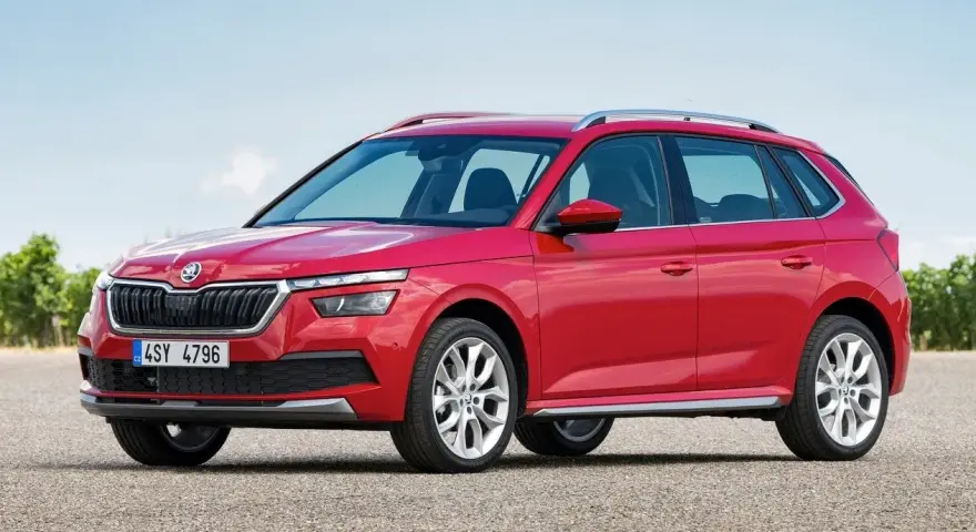 Czerwona Skoda Kamiq na tle nieba. Choć piękna, warto znać jej potencjalne skoda kamiq wady, np. dotyczące wyciszenia.