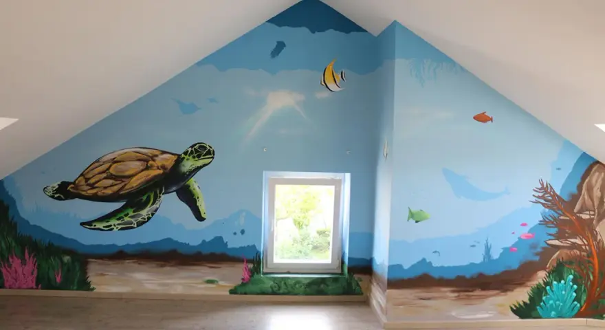 Fresque dessin d'un monde sous-marin avec une tortue, des poissons, une baleine et des coraux.