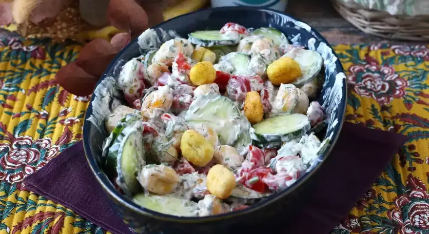 Cremiger Gnocchi-Salat mit Gurken, Tomaten und Dill, garniert mit knusprigen Croutons.