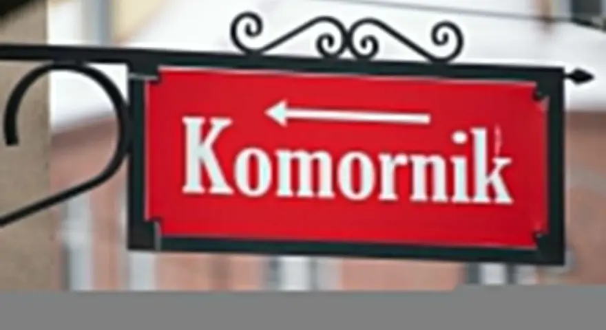 Tabliczka "Komornik" z białą strzałką w lewo. Informuje o tym, jakich świadczeń nie może zająć komornik.