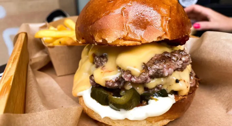 Idealny burger w domu: soczysty i chrupiący. Lepszy niż z knajpy!