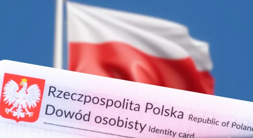 Polski dowód osobisty z orłem i flagą w tle. Dokument potwierdza tożsamość obywatela Rzeczypospolitej Polskiej.