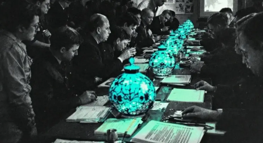 Des hommes en costume, réunis autour d'une longue table, semblent participer à un procès de Tokyo. Des lampes bleues éclairent des documents.