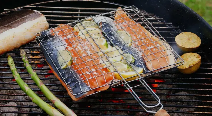 Fisk på grillen med citron och sparris. En härlig sommarmåltid att grilla fisk till.