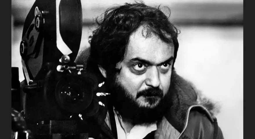 Intensywny kubrick stare zza kamery. Jego spojrzenie przenika, gdy przygotowuje się do ujęcia.
