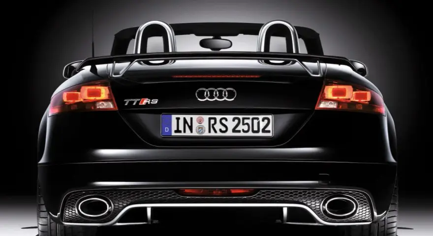 Schwarzer Audi TT 8J Roadster mit markanten Rückleuchten und Doppelrohrauspuff.