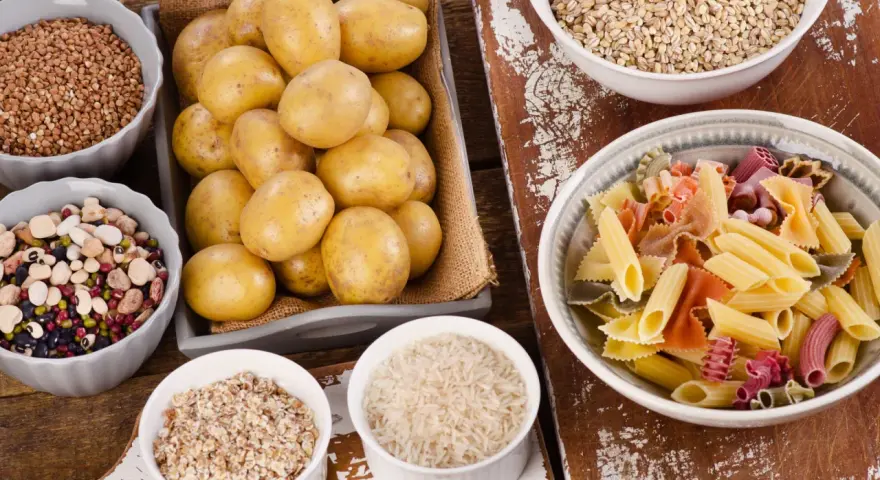 Patate, pasta colorata, riso, orzo, grano saraceno e legumi: un assortimento di carboidrati veloci per ogni pasto.