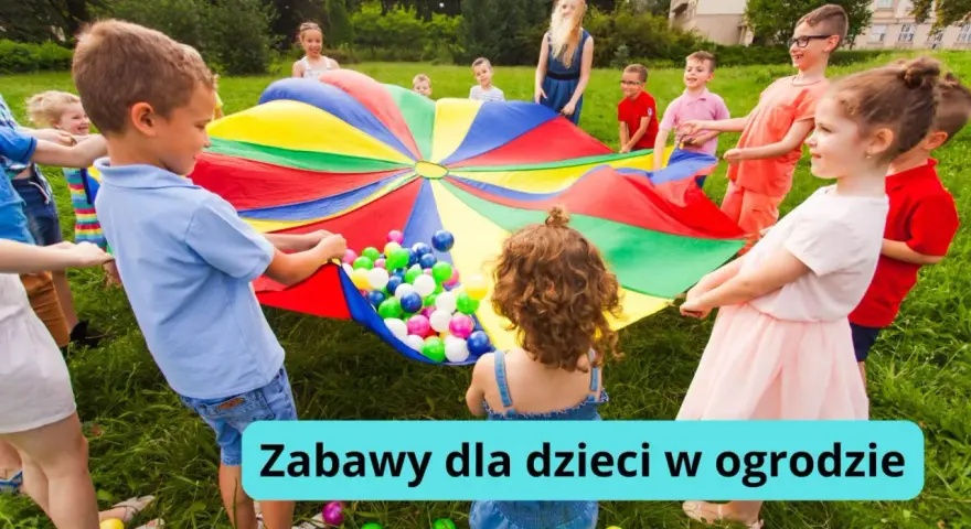 Dzieci bawią się kolorowym spadochronem z piłeczkami w ogrodzie. Radosne kreatywne zabawy w ogrodzie.