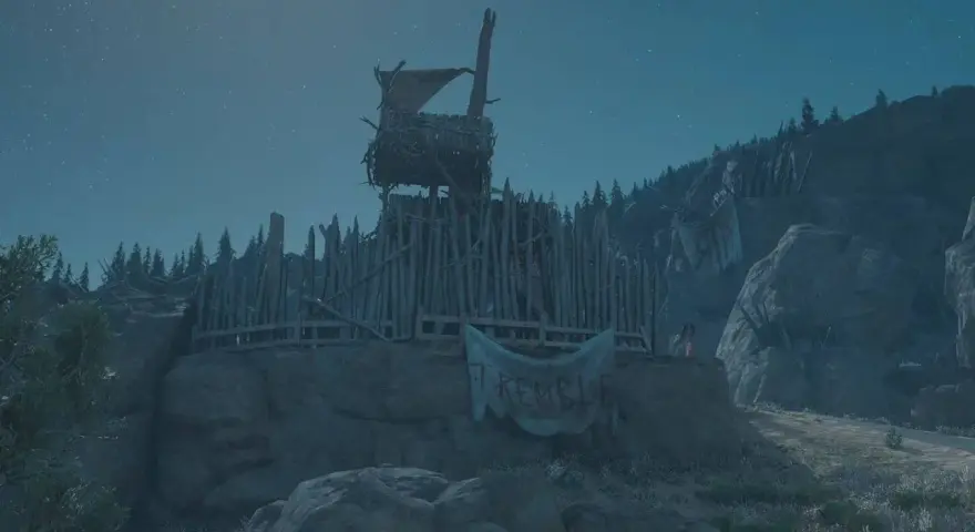 Campamentos emboscadores en Days Gone. Una fortificación de madera en una colina rocosa bajo un cielo estrellado.