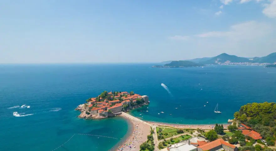 Wyspa Sveti Stefan, perła Adriatyku. Czy Czarnogóra warto? Widok zapiera dech, idealne miejsce na wakacje.