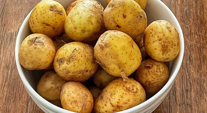 En skål med färskpotatis, redo att kokas. Enkel guide för hur kokar man potatis.