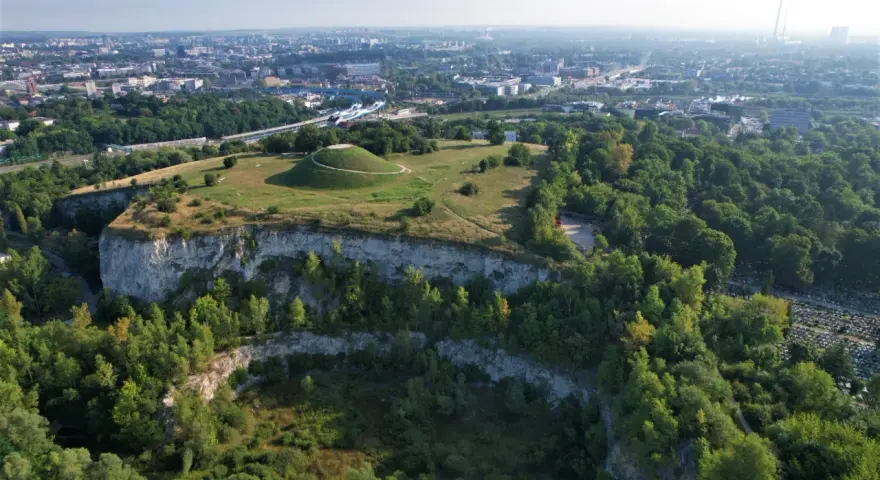 Dawny kamieniołom Liban w Krakowie, z kopcem Kościuszki w tle i panoramą miasta.