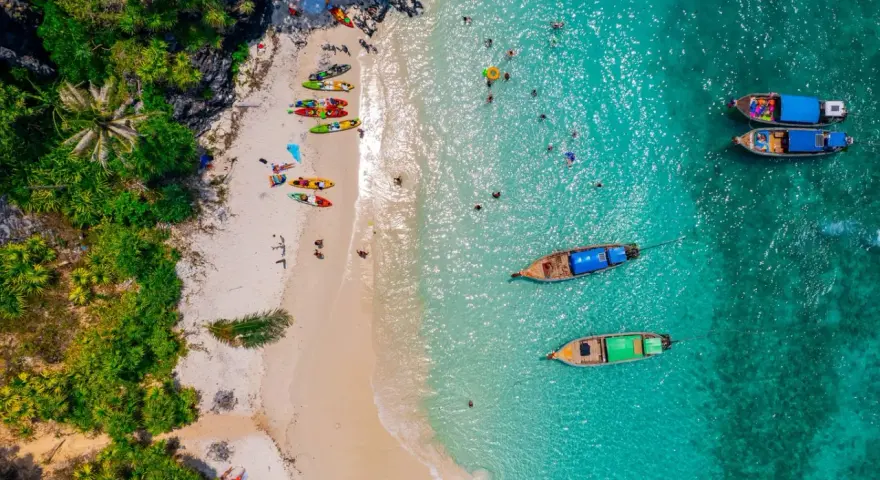 Rajska plaża na Phuket, kajaki, łodzie i krystalicznie czysta woda. Idealne miejsce, by zobaczyć, co oferuje wyspa.