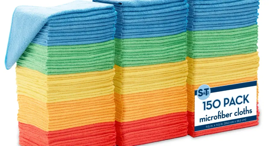 Tre staplar färgglada mikrofiberdukar i ett storpack om 150. Perfekta för all sorts städning.