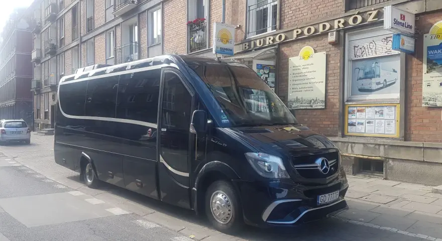 Ile osób w autokarze? Poznaj pojemność różnych modeli autokarów