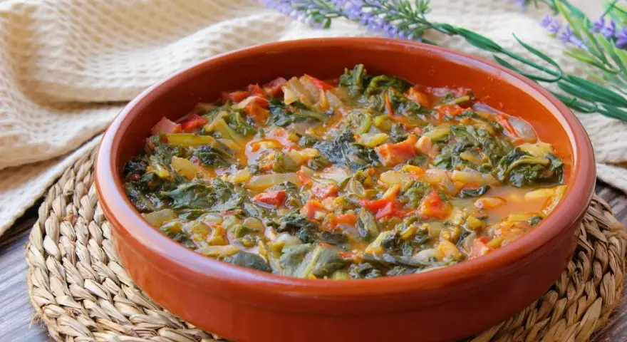 Guiso casero de acelgas con tomate y pimientos, una de las muchas recetas con acelgas que te encantarán.