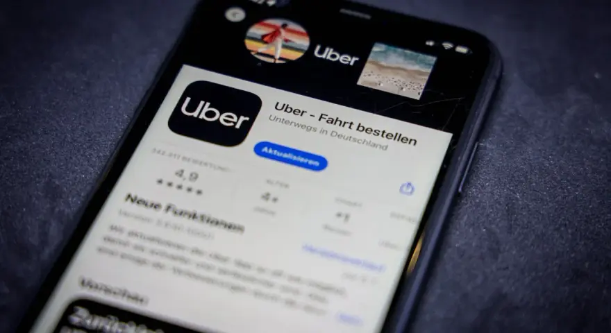 Uber App auf einem Smartphone. Hier kann man bequem Fahrten buchen und die Uber preise berechnen.