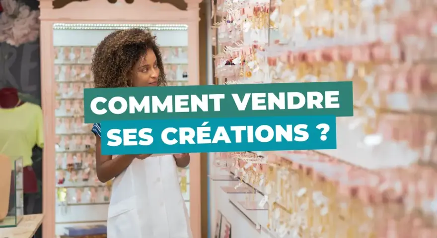 Une femme examine des bijoux dans une boutique, avec le texte "Comment vendre ses créations ?". Quel statut choisir pour lancer son activité ?