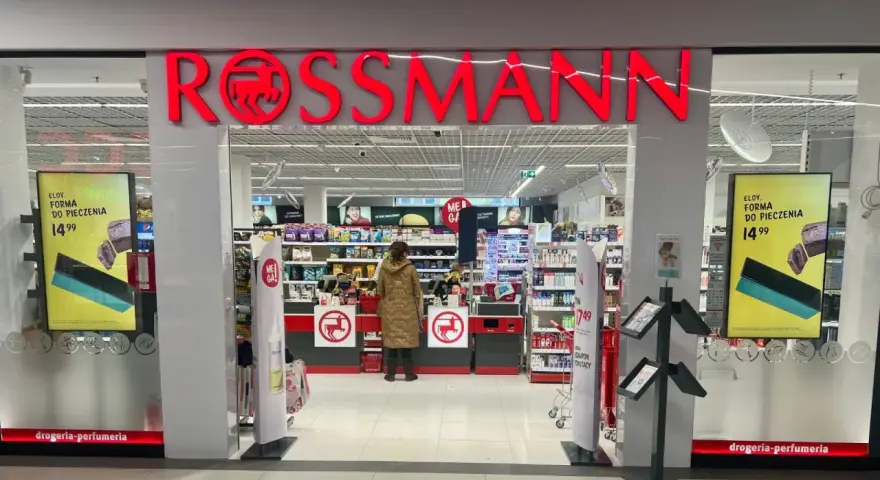 Wejście do drogerii Rossmann. Na ekranie obok reklama formy do pieczenia za 14,99 zł. Sprawdzam rossmann foto cennik.