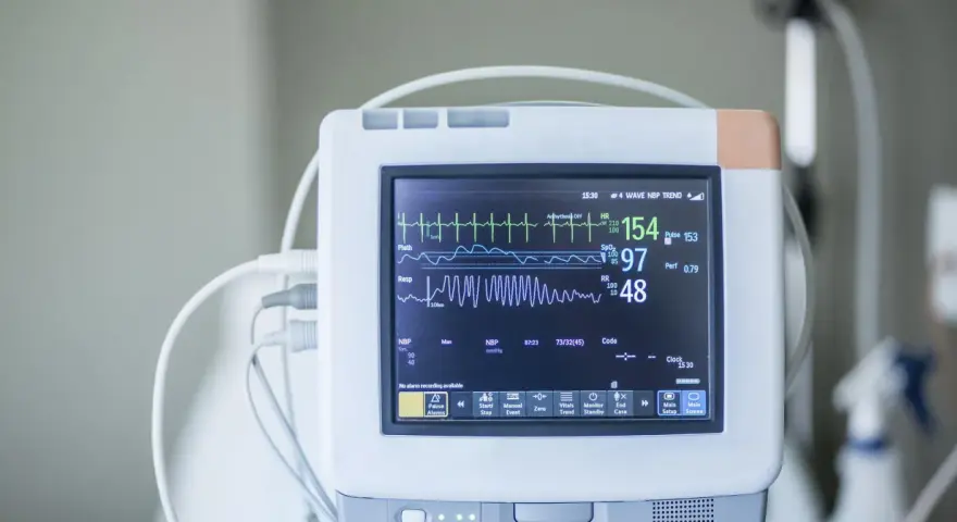 Monitor EKG pokazuje parametry życiowe: tętno 154, saturację 97, oddech 48. To jest co to ekg.