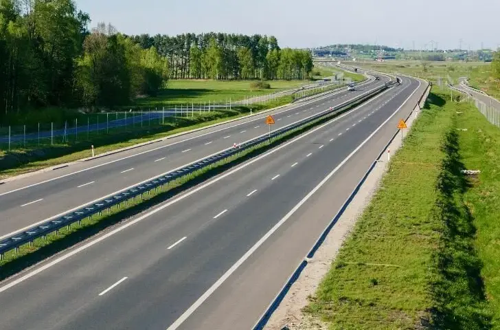 Czym się różni droga ekspresowa od autostrady? Kluczowe różnice i wskazówki
