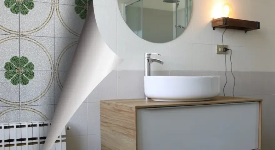 Un bagno anni '70 con piastrelle floreali verdi e un moderno lavabo.