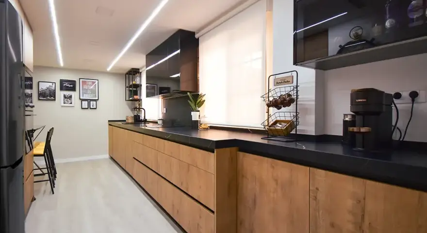 Cocina madera y negra: ¿Cómo lograr un diseño elegante y funcional?