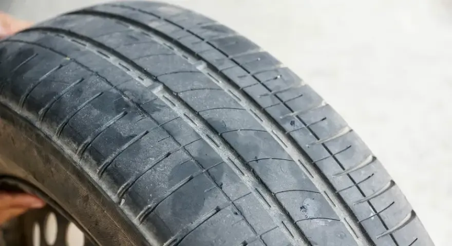 Opony letnie: 1,6 mm to za mało? Ekspert radzi, kiedy wymiana
