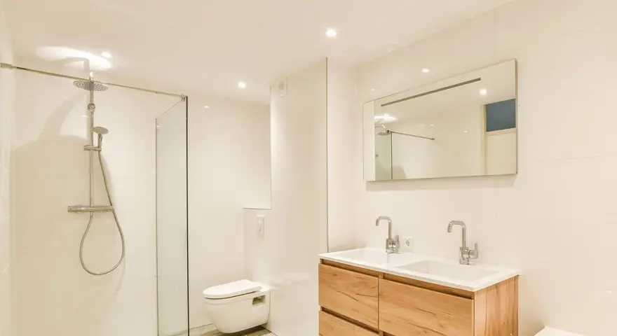 Lámpara techo baño: ¿Cómo elegirla segura y con estilo?
