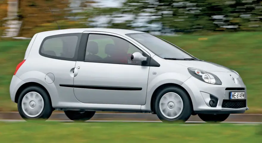 Srebrne Renault Twingo 2 w ruchu, z rozmytym tłem zieleni i drzew.