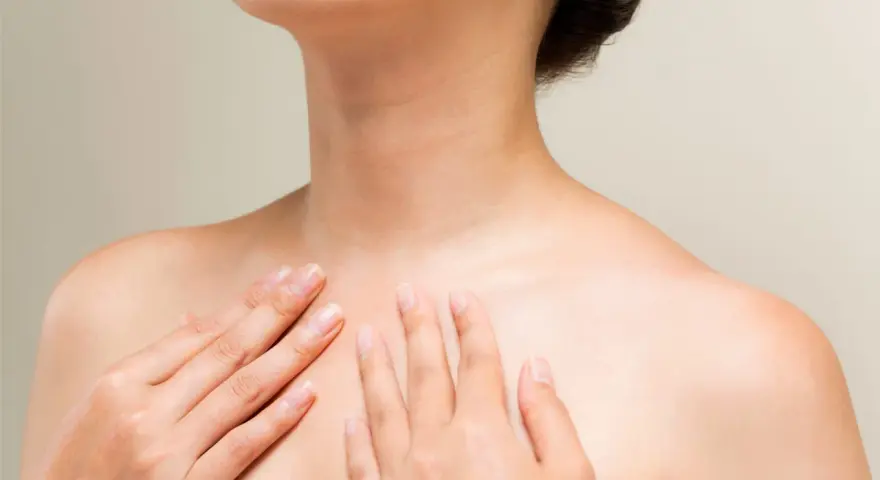 Mains caressant le cou et le décolleté, une invitation à muscler son cou pour une posture élégante.